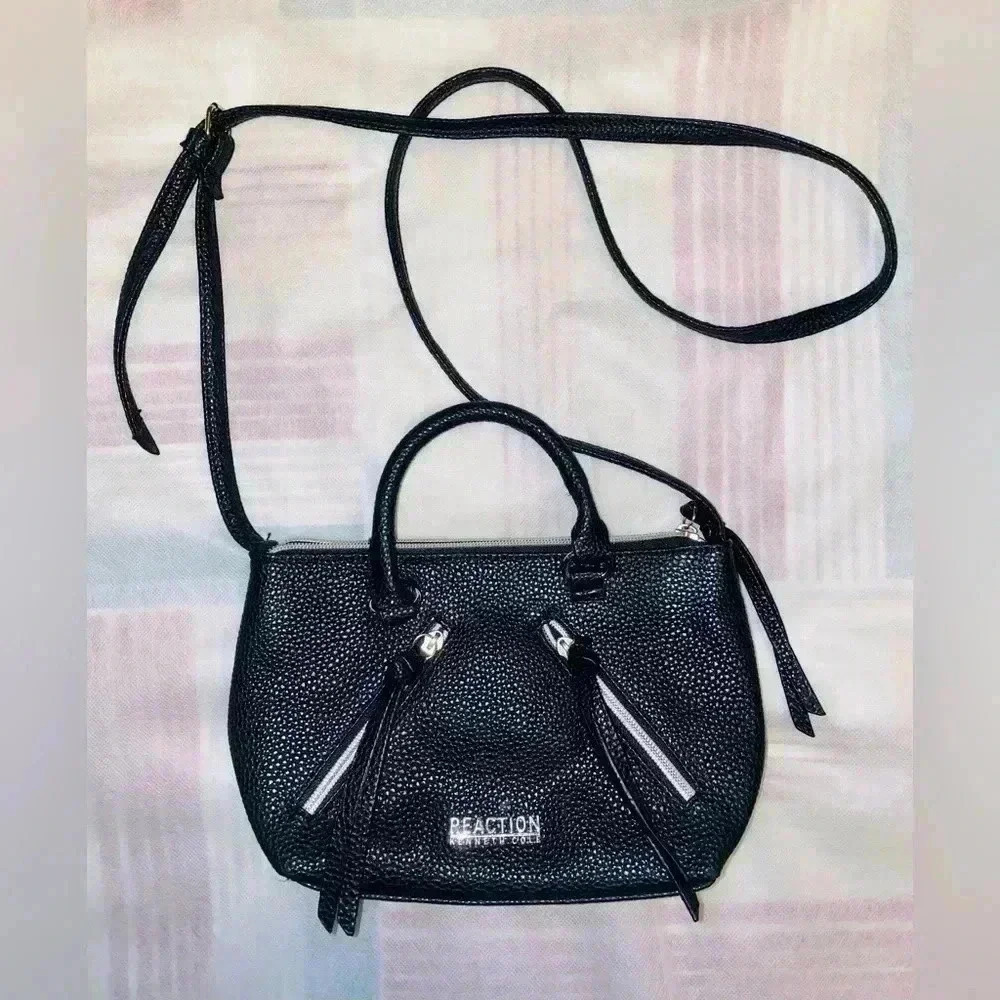 KENNETH COLE REACTION SIMPLE CROSSBODY BAG FOR EVERYDAY USING